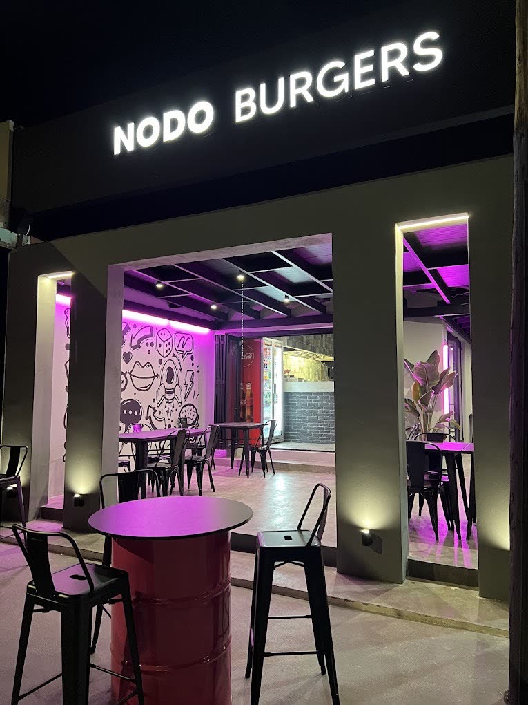 Το μαγαζί Nodo Burgers στο Φαληράκι